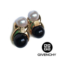 Givenchy Pearl+Black Clip